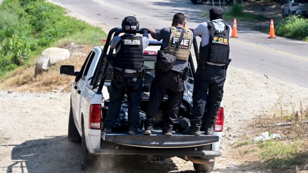 Los policías de México retiran los cuerpos de personas que murieron tras un enfrentamiento armado en Tecpán de Galeana, Guerrero, México, el 24 de octubre de 2024. (Crédito: FRANCISCO ROBLES/AFP vía Getty Images)