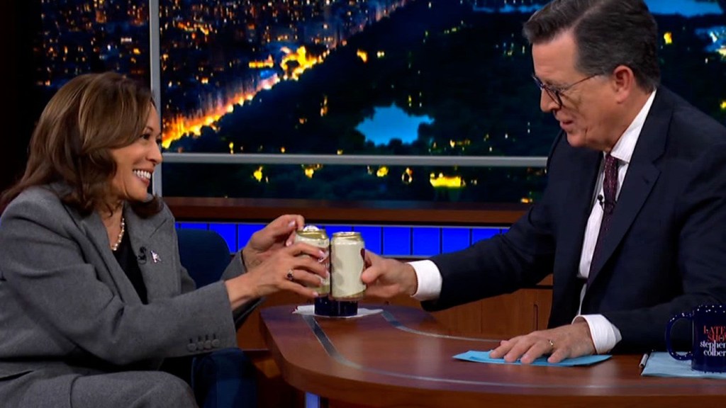 Harris se toma una cerveza fría con Stephen Colbert