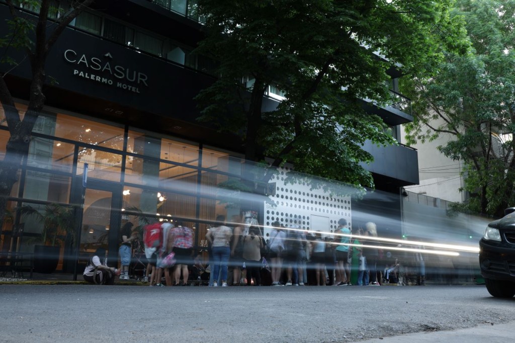 Aficionados visitan el altar conmemorativo del cantante Liam Payne afuera del Hotel Casa Sur el 21 de octubre de 2024 en Buenos Aires, Argentina. (Foto de Tobias Skarlovnik/Getty Images)