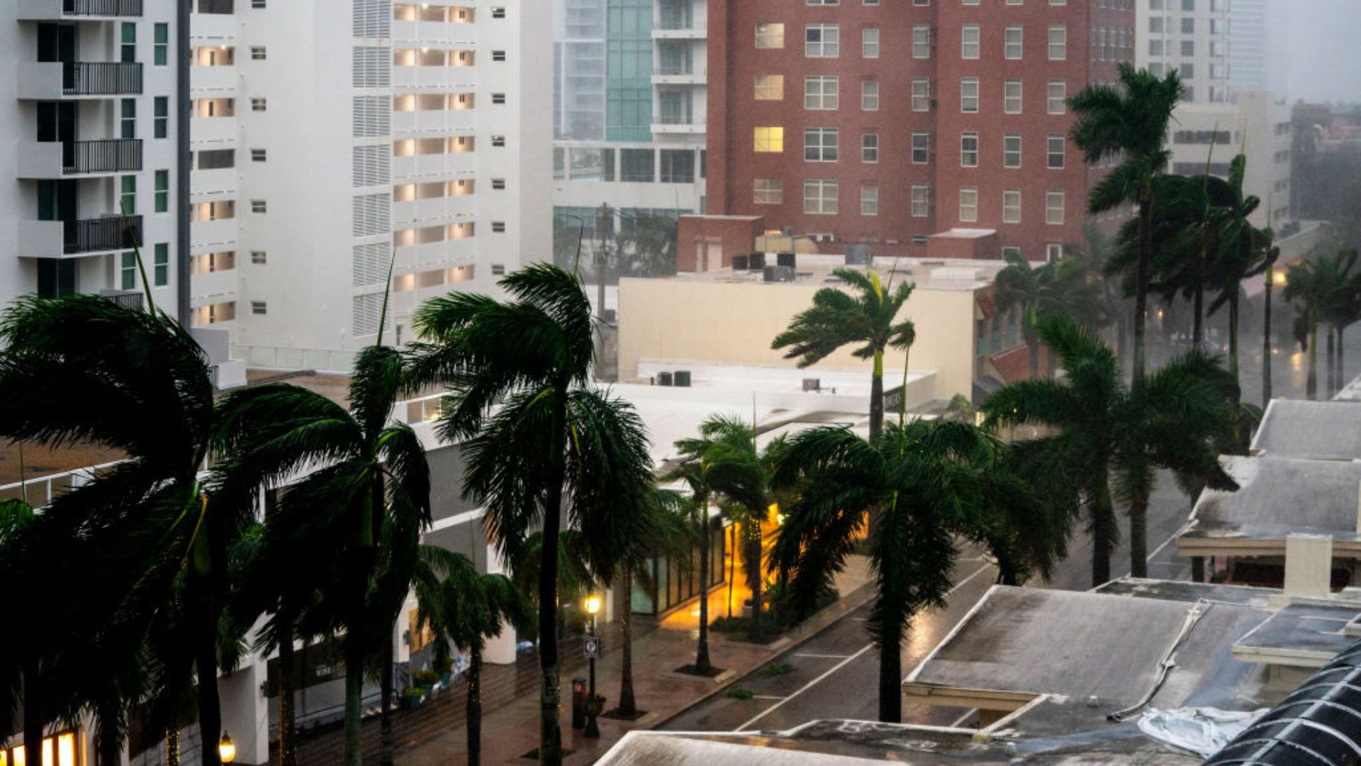 El viento y la lluvia azotan el área mientras el huracán Milton se acerca el 9 de octubre de 2024 en Sarasota, Florida. (Crédito: Sean Rayford/Getty Images)