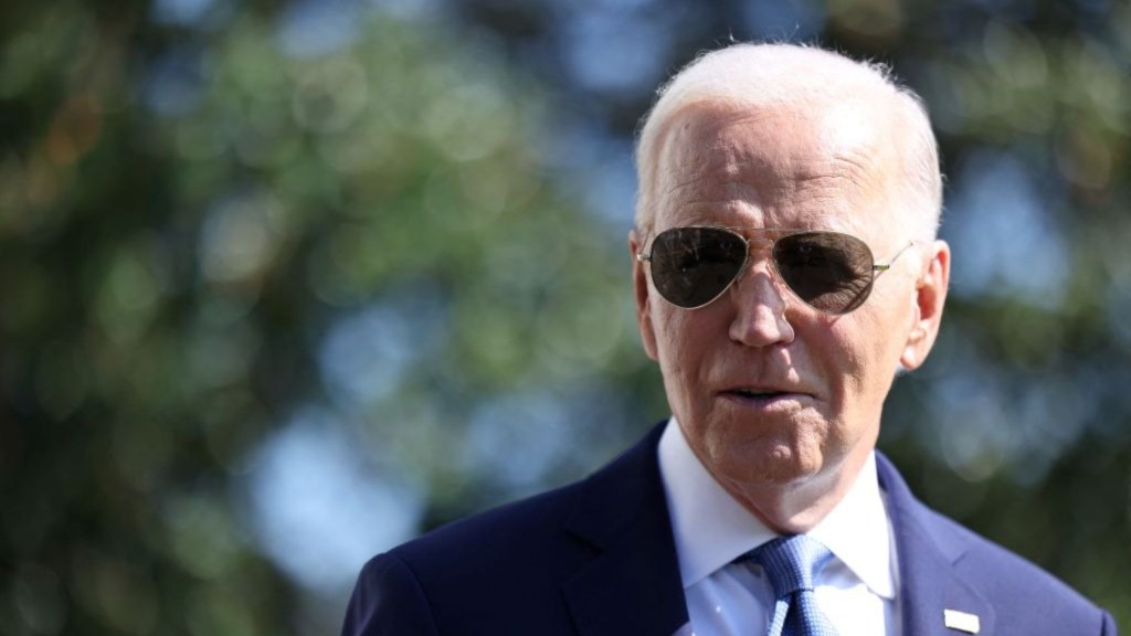 El presidente de EE.UU., Joe Biden, habla con la prensa antes de abordar el Marine One en el Jardín Sur de la Casa Blanca en Washington, DC, el 5 de octubre de 2024. (Crédito: TING SHEN/AFP vía Getty Images)