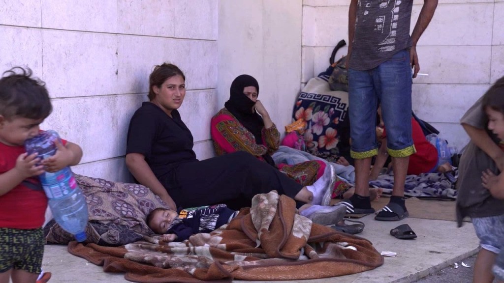 Niños se ven obligados a dormir en las calles tras los ataques de Israel en el Líbano