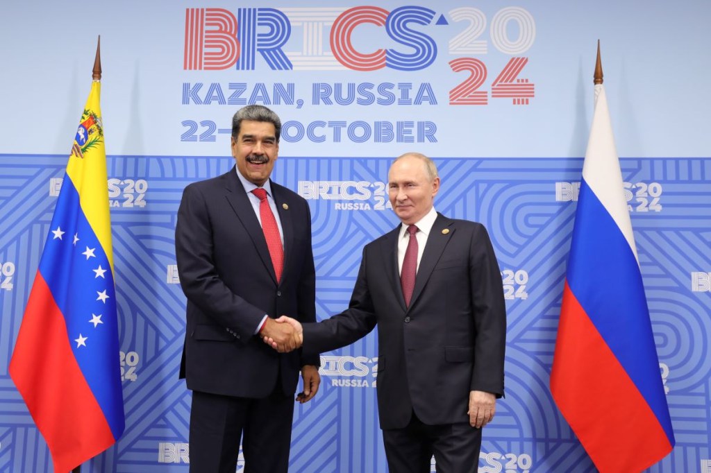 Fotografía cedida por prensa Miraflores del presidente de Venezuela, Nicolás Maduro, saludando al presidente de Rusia, Vladimir Putin, durante la cumbre de los BRICS en Kazán, Rusia. (EFE/ PRENSA MIRAFLORES)