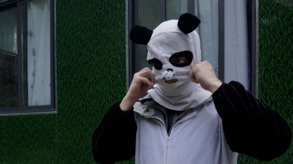 Reportero de CNN se disfraza y se baña en orina de panda para acercarse a pandas salvajes de China