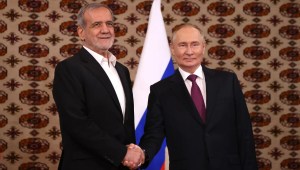 Putin y Pezeshkian se dan la mano durante su primera reunión, celebrada el viernes en Ashgabat, Turkmenistán. Getty Images