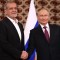 Putin y Pezeshkian se dan la mano durante su primera reunión, celebrada el viernes en Ashgabat, Turkmenistán. Getty Images