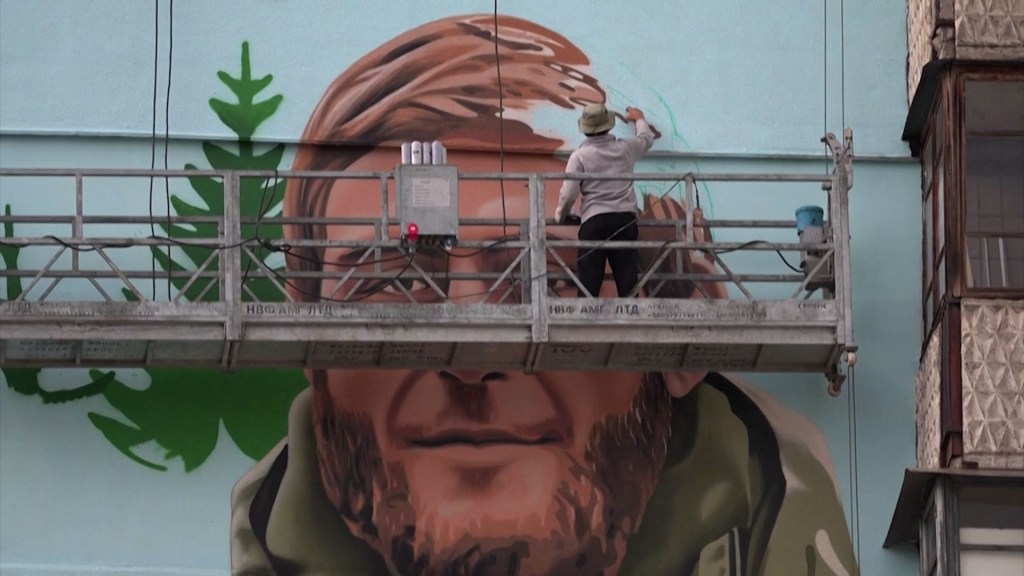 Artista callejero crea un mural gigante que representa a soldado muerto en la guerra