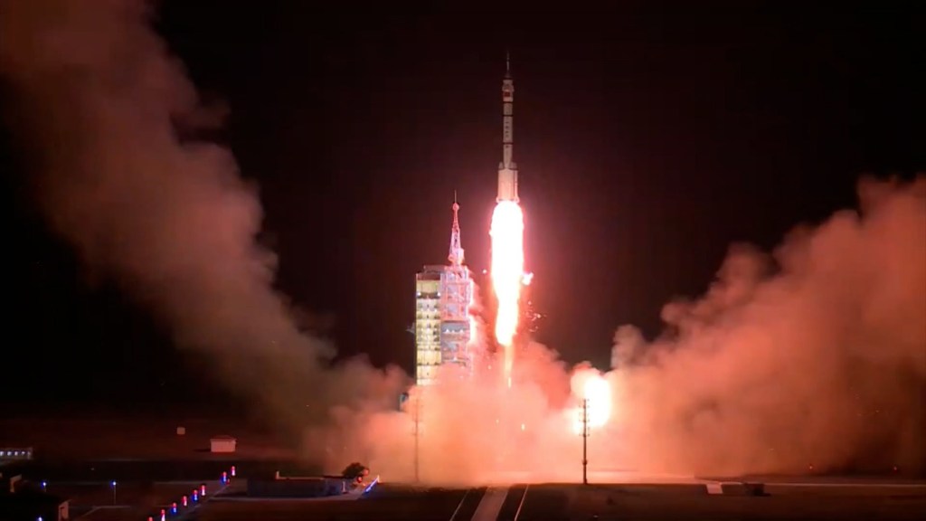 Así fue el lanzamiento de Shenzhou-19, nave espacial tripulada de China