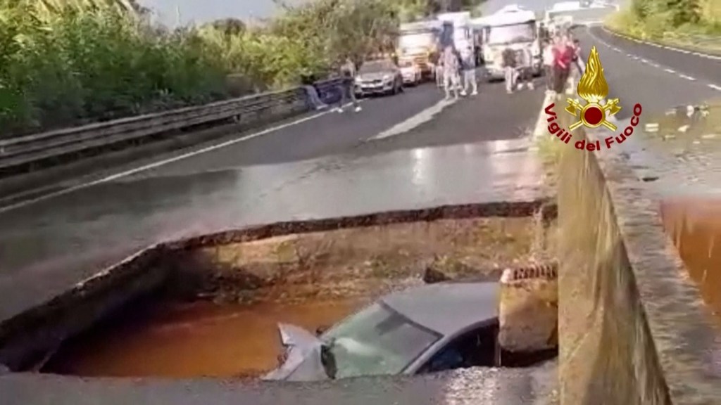 Enorme socavón se traga un auto tras intensas lluvias en Calabria