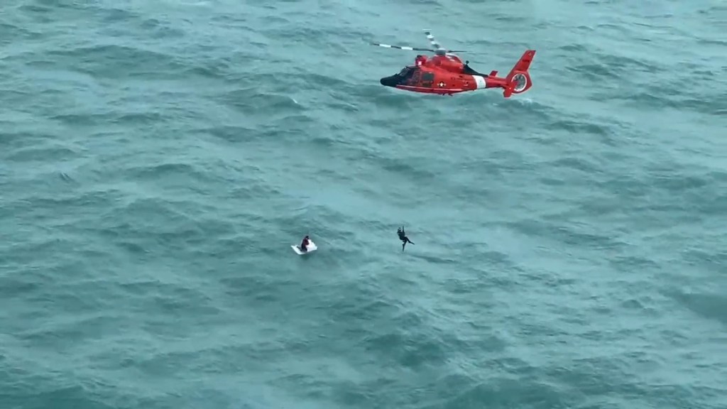 Video muestra a un hombre aferrado a una hielera siendo salvado por la Guardia Costera tras el paso de Milton