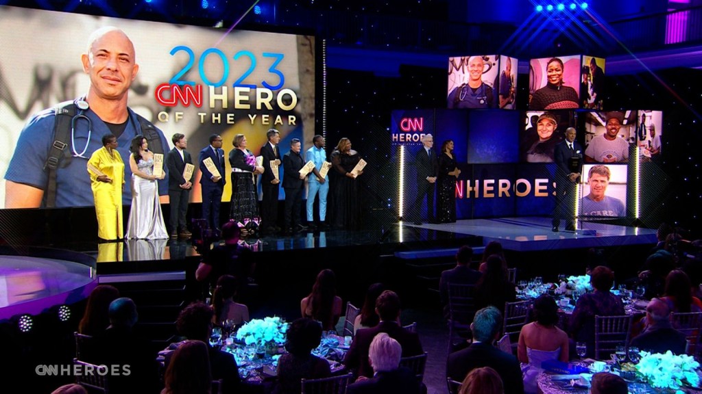 "Un acto de bondad puede cambiar la vida de alguien": recordando al Héroe del Año de CNN 2023