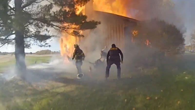 Jefe de bomberos entra en casa en llamas para rescatar a mujer