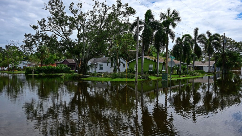 Tampa sigue lidiando con los estragos provocados por el huracán Milton