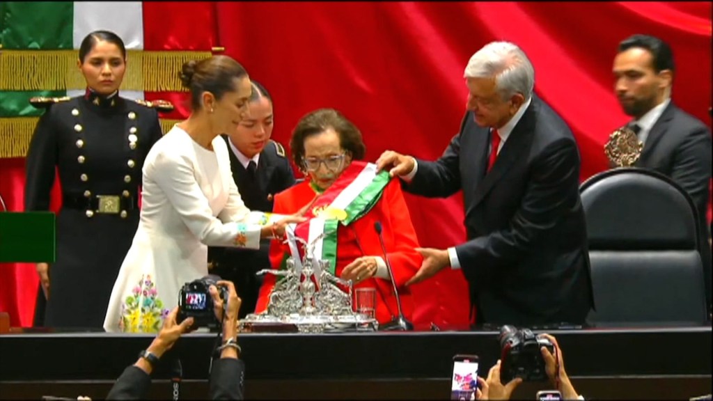 El momento en que AMLO entrega la banda presidencial a Claudia Sheinbaum