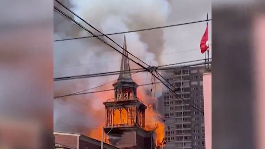 Se incendia una histórica iglesia católica en Chile