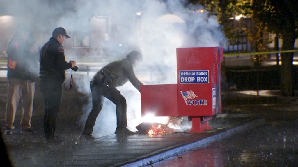 Incendian dos urnas y papeletas de votación en EE.UU. antes de las elecciones