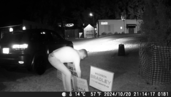 Un video muestra a un hombre de Carolina del Norte robando carteles políticos