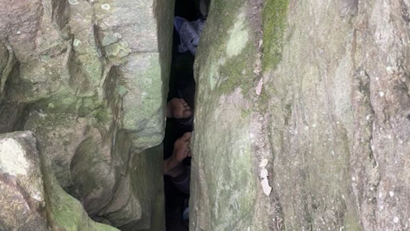 Una mujer permanece siete horas atrapada boca abajo entre rocas tras intentar recuperar su teléfono