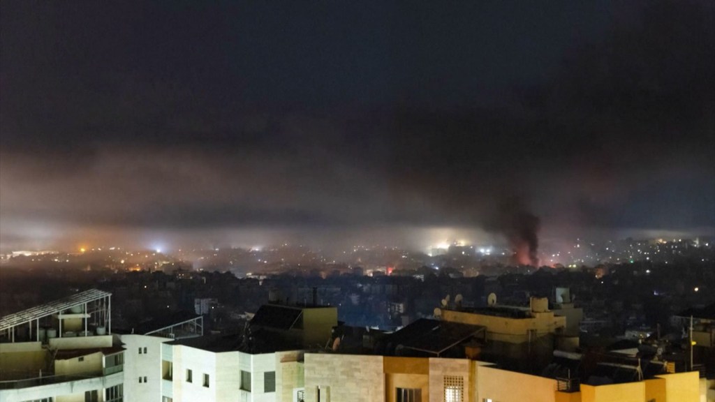 Así se ve a la distancia el humo de los ataques de Israel en Beirut