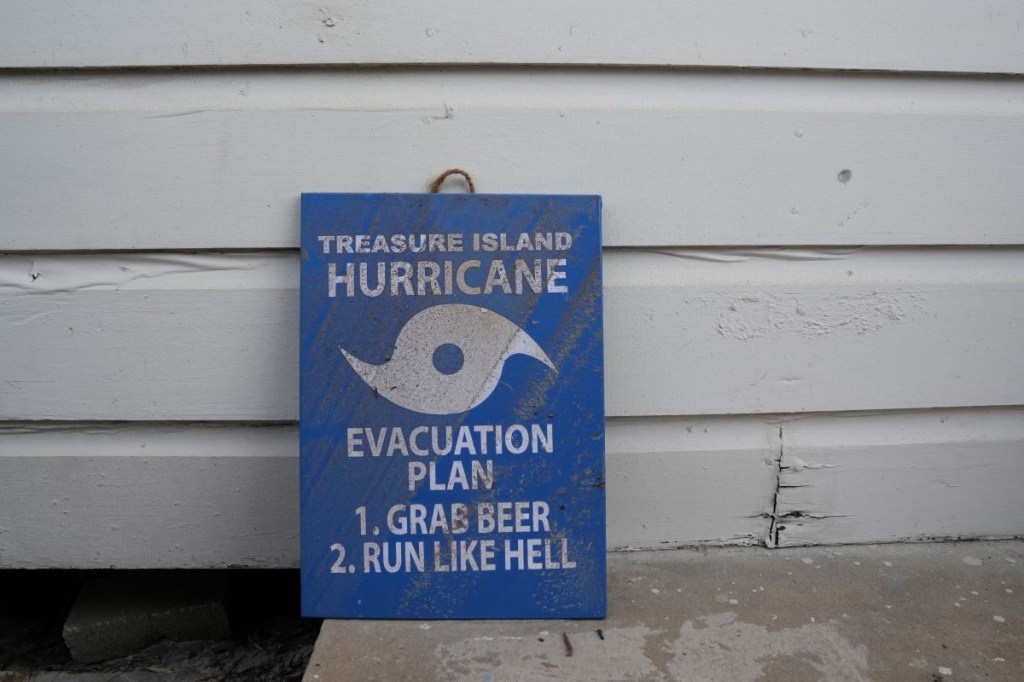 Un cartel fuera de una tienda de conchas marinas antes de la llegada prevista del huracán Milton a mediados de esta semana en Treasure Island, Florida, el 7 de octubre de 2024. (Foto de BRYAN R. SMITH/AFP vía Getty Images)