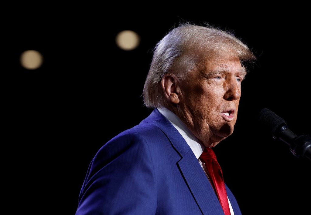 El candidato presidencial republicano, el expresidente de EE.UU. Donald Trump, habla durante un mitin en Mullett Arena el 24 de octubre de 2024 en Tempe, Arizona. (Foto de Anna Moneymaker/Getty Images)