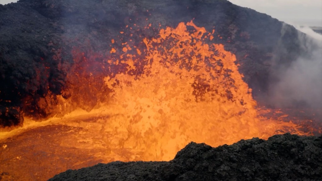 Mire cómo los expertos vigilan los volcanes peligrosos en Islandia