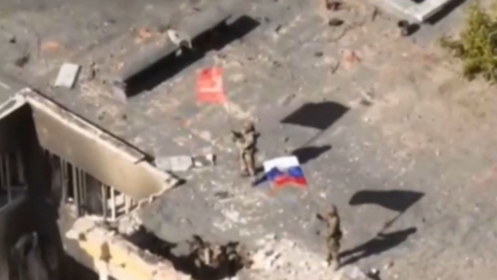 Un video muestra a soldados izando la bandera rusa sobre una ciudad ucraniana clave