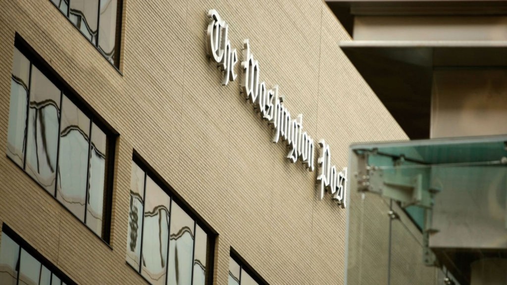 El logotipo del Washington Post se muestra fuera de sus oficinas el 1 de mayo de 2009 en Washington, DC. (Crédito: Alex Wong/Getty Images)