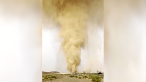 Impresionante espectáculo de la naturaleza, un rayo cae junto a un tornado de polvo