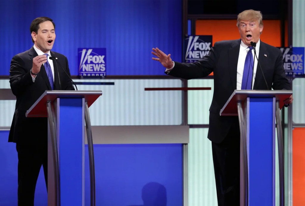 Los entonces aspirantes republicanos a la presidencia, el senador Marco Rubio (a la izquierda), y Donald Trump (a la derecha) participan en un debate patrocinado por Fox News en el Fox Theatre el 3 de marzo de 2016 en Detroit, Michigan. (Chip Somodevilla/Getty Images)