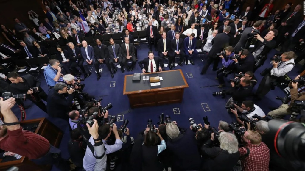 El exdirector del FBI James Comey toma su asiento al comienzo de la audiencia del Comité de Inteligencia del Senado en Washington, el 8 de junio de 2017. (Andrew Harnik/AP)