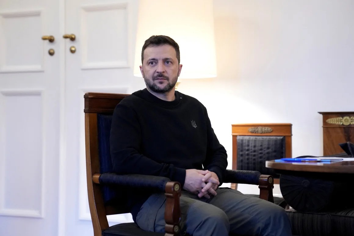 El presidente de Ucrania, Volodymyr Zelenskiy, en una reunión con el presidente de Alemania antes de una conversación privada en Schloss Bellevue en Berlín el 11 de octubre de 2024. (Foto: Ebrahim Noroozi/Pool/Reuters)