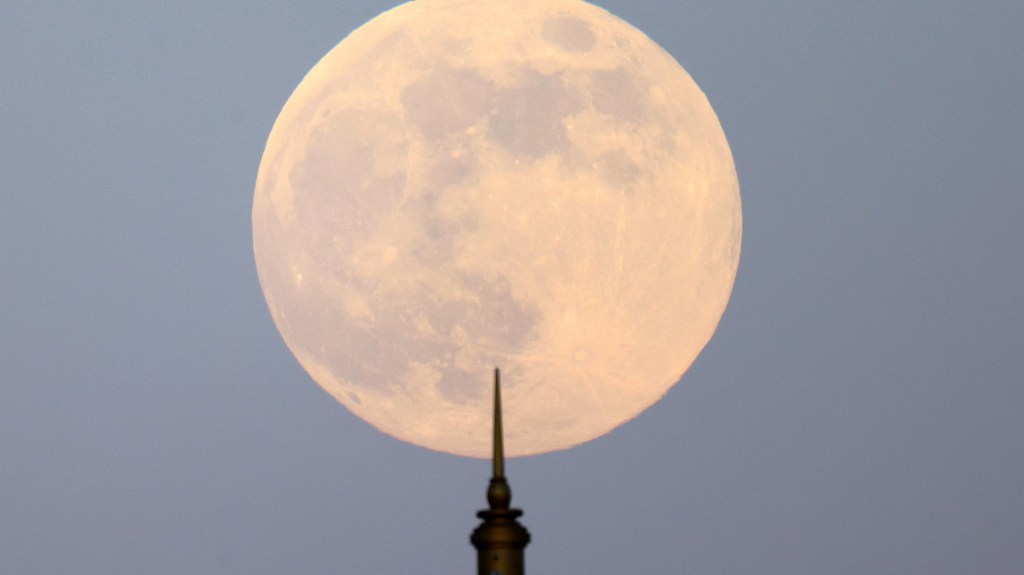 Las primeras imágenes de la deslumbrante superluna, la última del año