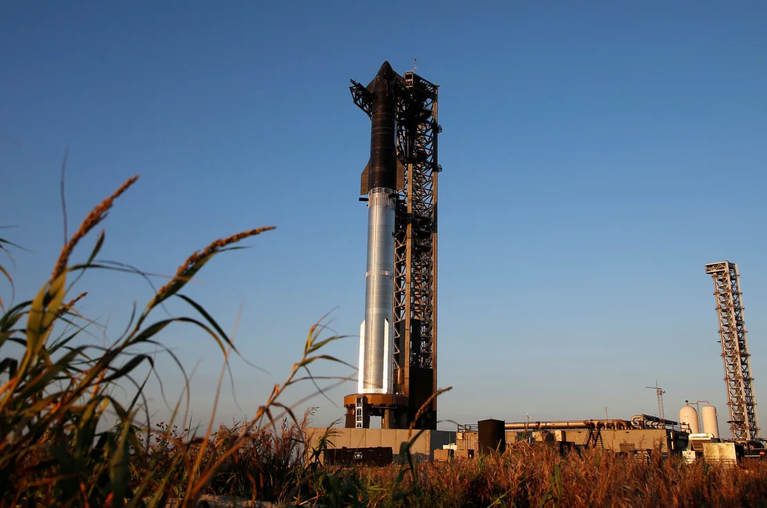 Starship, la nave espacial de nueva generación de SpaceX, se asienta sobre su potente cohete propulsor Super Heavy el sábado antes de una sexta prueba de vuelo en la plataforma de lanzamiento de la compañía cerca de Brownsville, Texas. (Foto: Joe Skipper/Reuters)