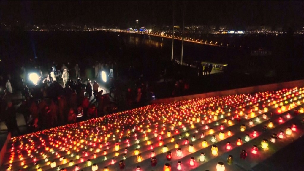 Residentes de Kyiv conmemoran los 1.000 días de guerra con 1.000 velas encendidas