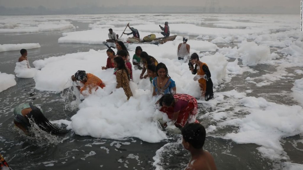 “No tenemos otra opción”, dicen mujeres que se bañan en un río sagrado lleno de espuma tóxica en la India