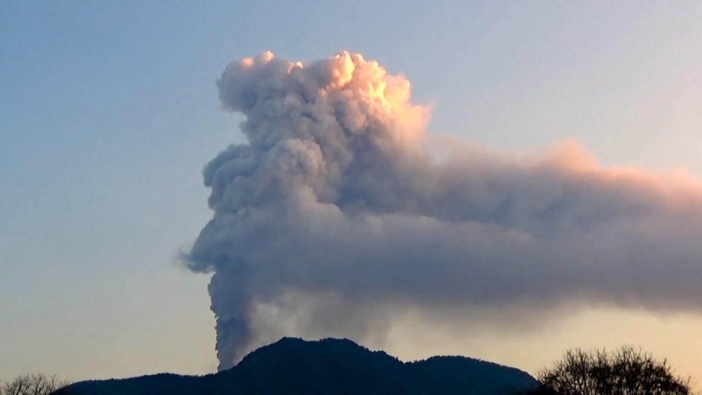 Debido a la constante actividad del volcán Lewotobi se aceleran las evacuaciones en Indonesia