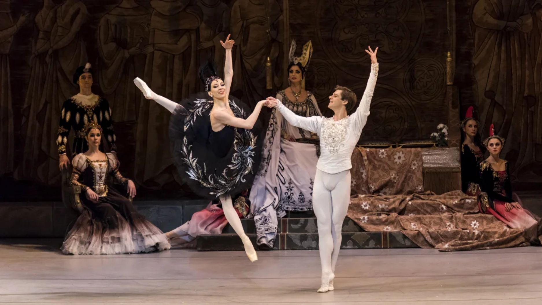 Vladimir Shklyarov (a la derecha), fotografiado durante una actuación del Ballet Mariinsky de "El lago de los cisnes" en 2015. (Foto: Jack Vartoogian/Getty Images)