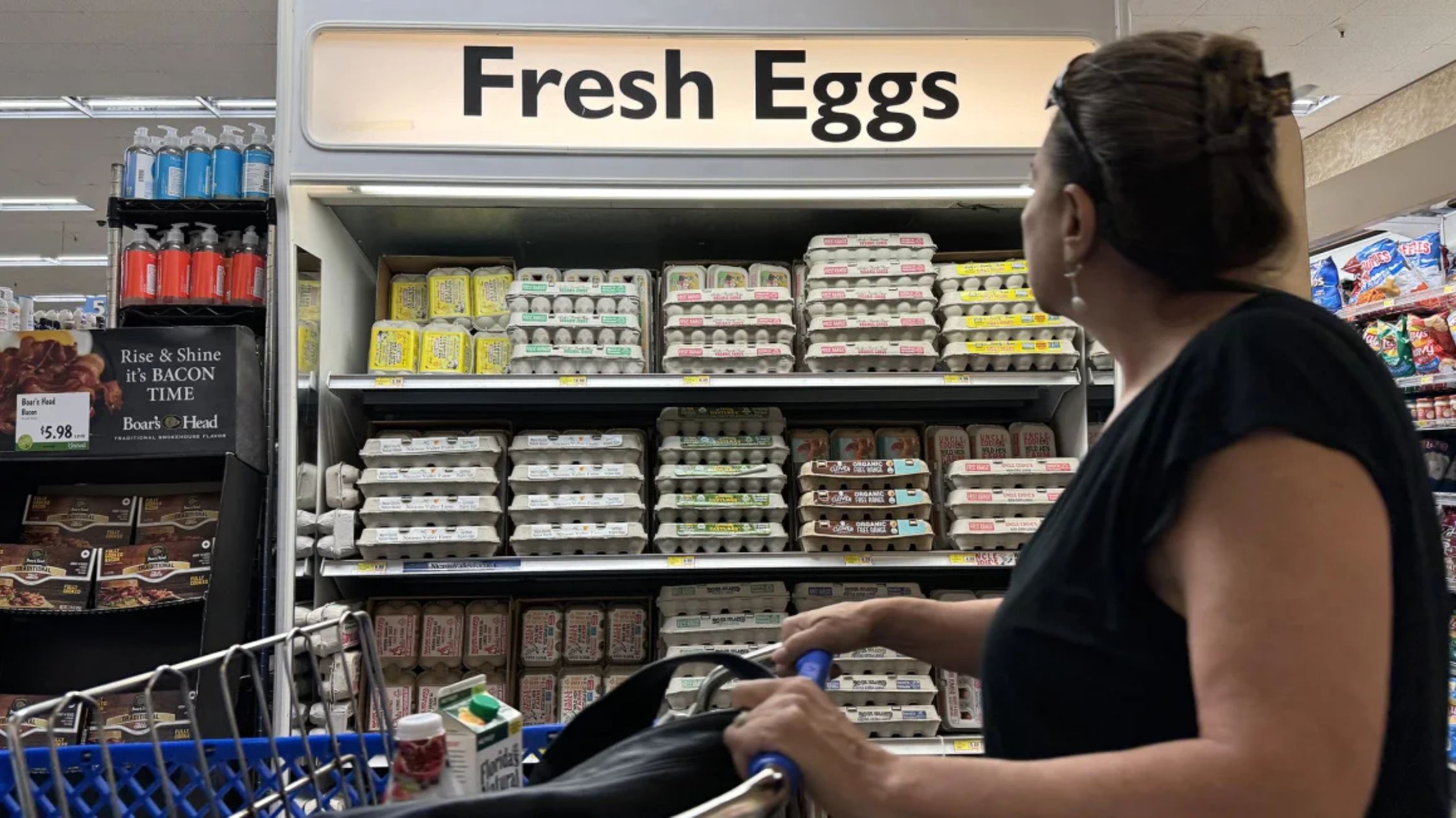 Una clienta pasa junto a un mostrador de huevos frescos en una tienda de comestibles de San Anselmo, California, el 25 de septiembre. (Foto: Justin Sullivan/Getty Images)