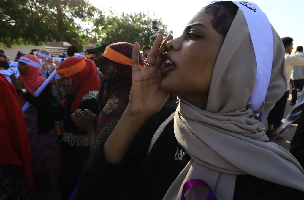 Mujeres de Sudán marchan en Jartum para conmemorar el Día Internacional para la Eliminación de la Violencia contra las Mujeres, en la primera manifestación de este tipo celebrada en el país del noreste de África en décadas, el 25 de noviembre de 2019. (Foto: ASHRAF SHAZLY/AFP vía Getty Images)