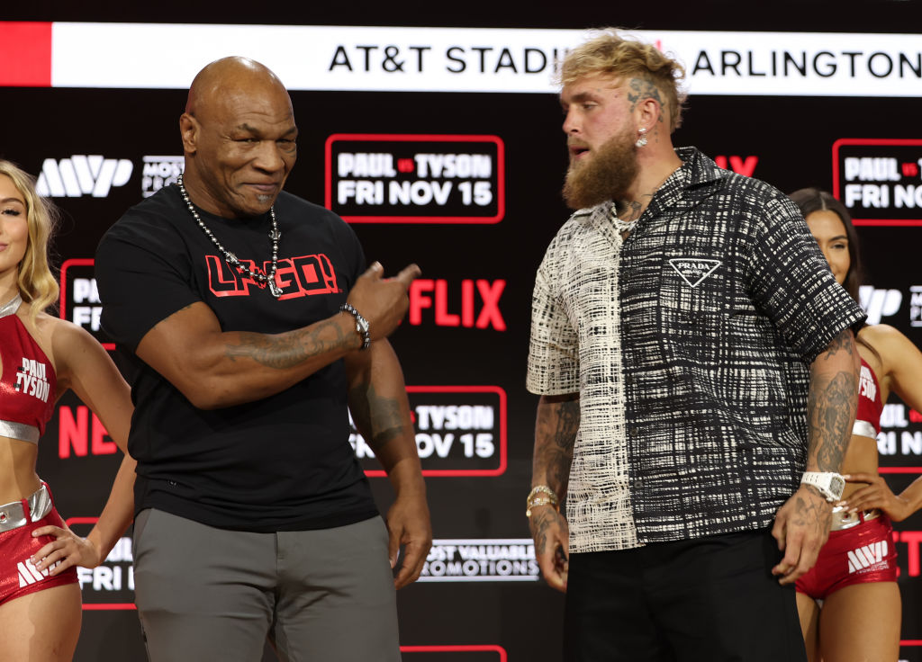 Mike Tyson y Jake Paul asisten a la rueda de prensa del Fanatics Fest, en el Javits Center, el 18 de agosto de 2024 en Nueva York. (Michael Loccisano/Getty Images)