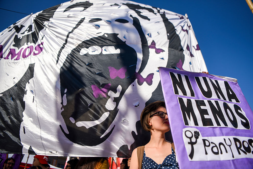 Activistas marchan durante la conmemoración del Día Internacional para la Eliminación de la Violencia contra las Mujeres en Buenos Aires el 25 de noviembre de 2016. (Foto: EITAN ABRAMOVICH/AFP vía Getty Images)