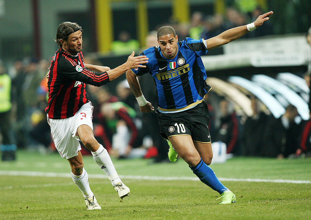 El defensa Paolo Malfini del Milan (a la izquierda) y el delantero Adriano del Inter de Milán (a la derecha) en acción durante el derbi de Milán de la Serie A el 15 de febrero de 2009 en Milán, Italia. De acuerdo con la UEFA, este fue el último partido en el que Adriano marcó un gol para el Inter, que al final se llevó el derbi por marcador de 2-1. (Vittorio Zunino Celotto/Getty Images)