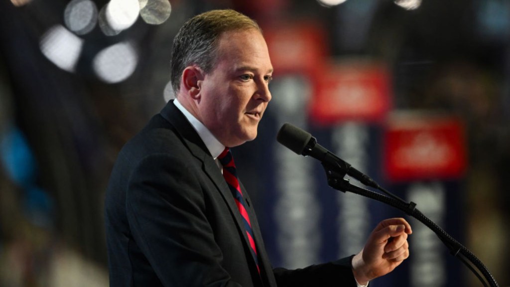 El exrepresentante Lee Zeldin habla en el escenario el tercer día de la Convención Nacional Republicana en el Fiserv Forum el 17 de julio de 2024 en Milwaukee, Wisconsin. (Crédito: Leon Neal/Getty Images)