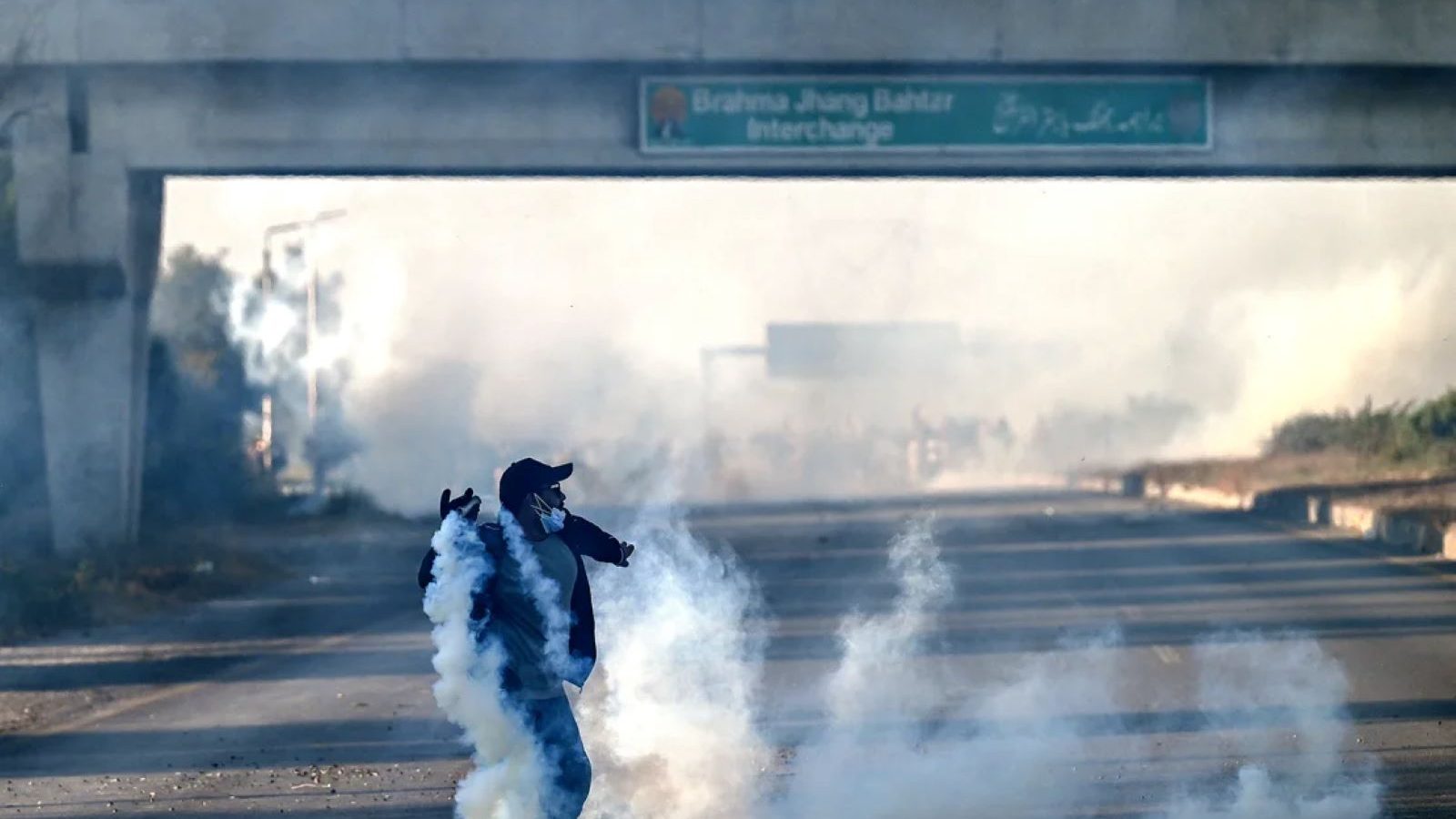 Una capital bloqueada, internet cortada y manifestantes enfrentados a la Policía. ¿Qué está pasando en Pakistán? imagen-8