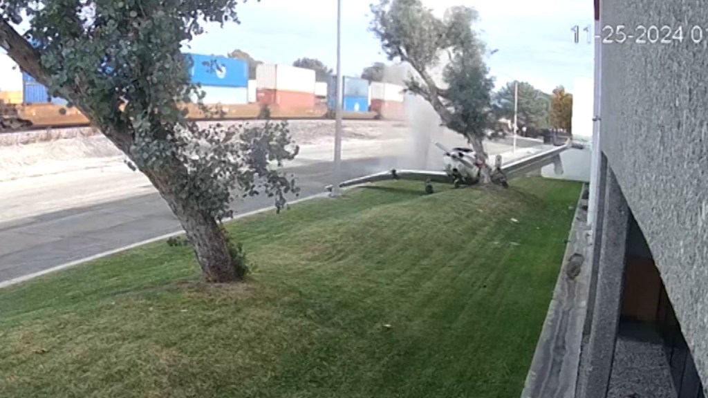 Una avioneta choca con un árbol en Fullerton, California