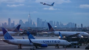 Aviones de United Airlines en el Aeropuerto Internacional Newark Liberty en Nueva Jersey. El aeropuerto es un importante actor del tráfico aéreo en el transitado corredor del noreste. Crédito: Aaron M. Sprecher/AP.