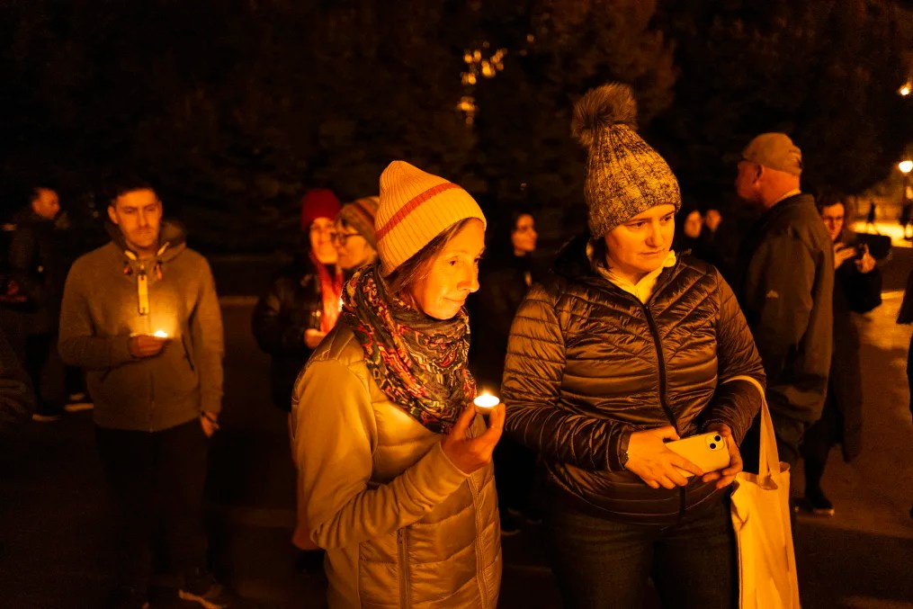 Amigos sostienen velas mientras recuerdan a Mackenzie Michalski, una turista estadounidense de 31 años que murió mientras estaba de vacaciones, durante una vigilia con velas en Budapest, Hungría, el 9 de noviembre de 2024. (Bela Szandelszky/AP)