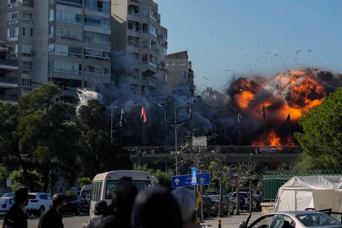 Fotógrafo de AP captura el momento en que una bomba de Israel impacta en un edificio de apartamentos en Líbano imagen-7