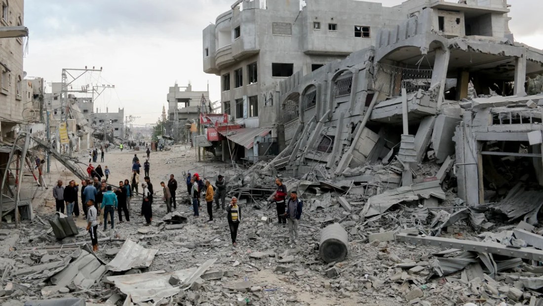 Residentes caminan entre calles llenas de escombros en la zona de Al-Zawaida en la Franja de Gaza el 1 de noviembre. Saeed Jaras/Middle East Images/AFP/Getty Images